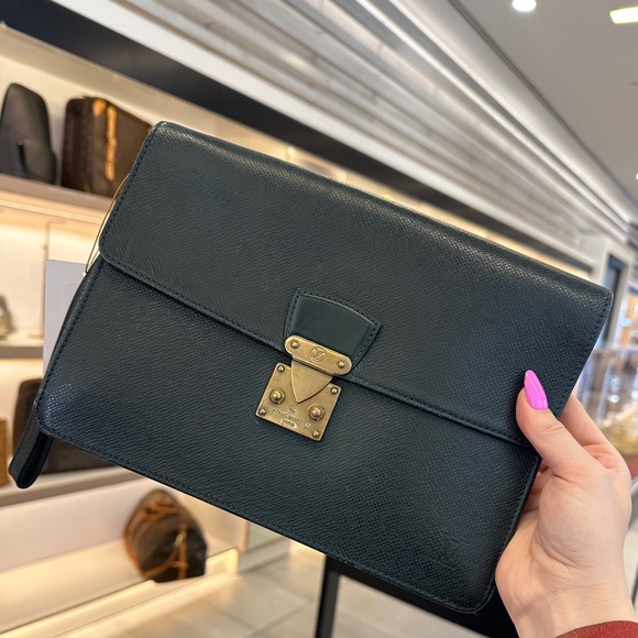 Handbags - Vicky’s LV clutch 104222CE